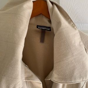Patagonia warm coat. Super cute with fleece lining and zipper & button collar.